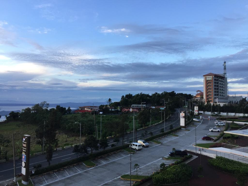 Wind Residence With View Of Taal Lake Tagaytay City Exterior foto